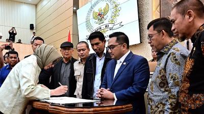 Ketua Komisi II DPR RI, Rifqinizamy Karsayuda, bersama Pemerintah menyepakati kelanjutan pembahasan 10 RUU terkait pembentukan kabupaten/kota dalam Rapat Kerja Tingkat I yang digelar di Gedung Nusantara DPR RI, Rabu, (23/7/2025).- Humas DPR -