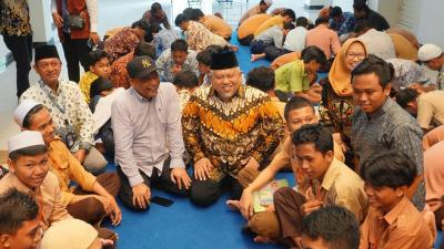 Wakil Ketua Komisi VIII DPR RI, H. Ansory Siregar,  saat meninjau pelaksanaan Sekolah Rakyat di kampus Universitas Negeri Surabaya (UNESA), Jumat (25/7). - Humas DPR -