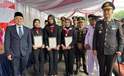 Anggota Komisi VIII DPR RI Dr. KH. Maman Imanulhaq (kiri) berfoto bersama tiga polwan, yang berhasil mengungkap kasus pencabulan, di Mapolres Majalengka, Jawa Barat, Selasa (1/7/2025). - istimewa -