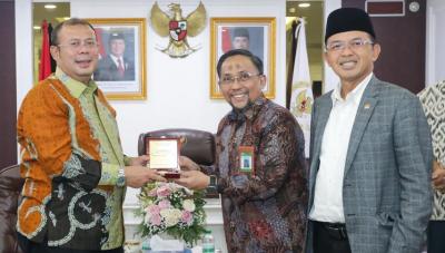 Wakil Ketua DPR H. Cucun Ahmad Syamsurijal (kiri) memberikan cinderamata kepada Sekretaris Ditjen Pendidikan Vokasi Kemendikdasmen Muhammad Hasbi usai acara FGD di Jakarta, Rabu (16/7/2025). Tampak Wakil Ketua Fraksi PKB KH Maman Imanulhaq mendampingi.