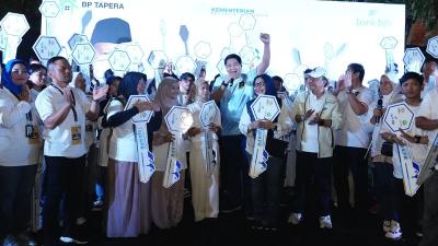 Menteri PKP Maruarar Sirait menyerahkan 100 kunci rumah subsidi ke masyarakat Jabar - Foto: Dok Kementerian PKP -
