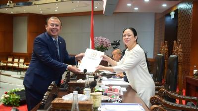 Ketua DPR RI Puan Maharani menerima laporan Ketua Timwas Haji DPR RI Cucun Ahmad Syamsurijal terkait Pengusul Hak Angket Haji di Rapat Paripurna ke-25 DPR RI, Persidangan IV, Tahun Sidang 2024-2025, di DPR RI, Jakarta, Kamis (24/7/2025). - - Humas DPR -