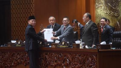 Wakil Ketua Baleg DPR RI, Sturman Panjaitan saat menyerahkan laporan Rancangan Peraturan DPR RI tentang Rencana Strategis DPR RI 2025–2029, Selasa (8/7/2025). - Humas DPR -