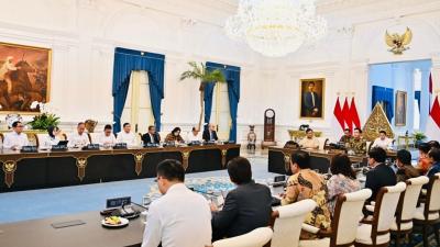Presiden Prabowo Subianto memimpin langsung rapat terbatas (ratas) yang membahas perkembangan Kawasan Ekonomi Khusus (KEK). - BPMI Setpres -