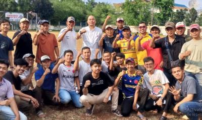 Anggota DPRD DKI Jakarta Yuda Permana (kepala plontos) berfoto bersama di Lapangan Pilar Kedoya beberapa waktu lalu. - Istimewa -