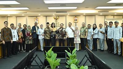 Sekretaris Jenderal DPR RI, Indra Iskandar melepas pegawai yang memasuki masa purna bakti, Senin (4/8/2025). - Foto: Humas DPR -