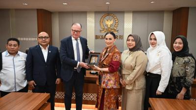 Ketua GKSB BKSAP DPR RI – Parlemen Austria, Amelia Anggraini saat menerima kunjungan dari Duta Besar Austria, (H.E) Mr. Thomas Loudl, di ruang The Lounge BKSAP, Gedung Nusantara III, DPR RI, Senayan, Jakarta, Kamis (14/8/2025). - Foto: Humas DPR -