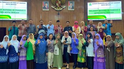 DPRD Kota Bekasi melalui Panitia Khusus (Pansus) VI menggelar Rapat Dengar Pendapat (RDP) di Ruang Rapat Paripurna DPRD Kota Bekasi, Kamis (24/7/2025). -Humas DPRD Kota Bekasi -
