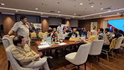 Menteri PKP Maruarar Sirait saat berdikusi dengan Menteri Perumahan Rakyat periode 2009–2011, Suharso Monoarfa di Kantor Kementerian PKP - Foto: Humas Kemen PKP -