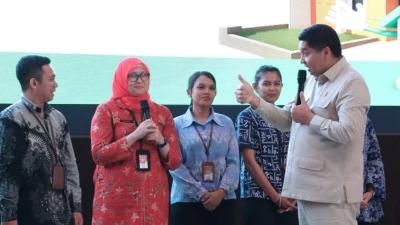 Pegawai Kemendagri saat menerima kunci rumah subsidi secara simbolis dari Menteri Perumahan dan Kawasan Permukiman (PKP) Maruarar Sirait, Kamis (7/8/2025). - Dok Kementerian PKP -