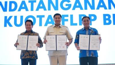 Menteri Perumahan dan Kawasan Permukiman (PKP), Maruarar Sirait memperlihatkan penandatanganan MoU dengan BRI dan Akad Massal 1.000 Debitur KPR Subsidi - Dok KemenPKP -