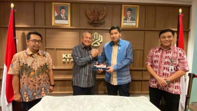 Menteri Perumahan dan Kawasan Permukiman (PKP) Maruarar Sirait dan Gubernur Bank Indonesia Perry Warjiyo melakukan pertemuan di Kantor Kementerian PKP, Jakarta. Jumat (8/8/2025). - Kementerian PKP -
