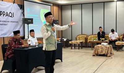 Anggota DPR KH Maman Imanulhaq menjadi pembicara dalam acara Kongres IPPAQI di Wisma Syahida Inn, Tangerang, Selasa (12/8/2025).