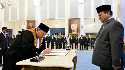 Presiden Prabowo Subianto menyaksikan penandatanganan berita acara pengucapan sumpah Suharto sebagai Wakil Ketua Mahkamah Agung (MA) Bidang Yudisial di Istana Negara, Jakarta, pada Senin, 25 Agustus 2025. - Foto: BPMI Setpres -