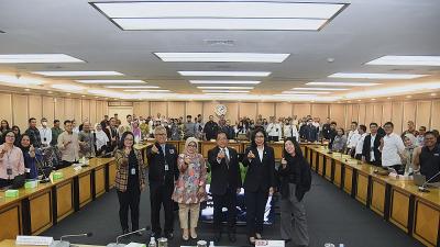 Sekretaris Jenderal DPR RI, Indra Iskandar foto bersama disela-sela kegiatan Workshop Pengelolaan Media Sosial di Lingkungan DPR RI, yang diselenggarakan di Ruang Komisi XIII, DPR RI, Senayan, Jakarta, Seleasa (12/8/2025). - Foto : Humas DPR -