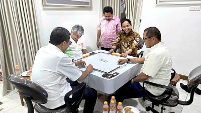 Menhut Raja Juli Antoni (berbatik) saat asik main domino - Repro -