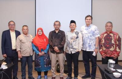 Anggota Badan Pengkajian MPR RI dari F-PKB KH. Maman Imanul Haq (ketiga dari kanan) berfoto bersama para pakar dan ahli usai acara FGD bertajuk "Sistem Keuangan Negara, Perekonomian Nasional, dan Kesejahteraan Sosial" di Depok, Selasa (23/9/2025).