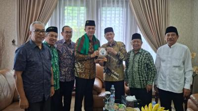 Menteri Transmigrasi Republik Indonesia, Dr. Muhammad Iftitah Sulaiman Suryanagara, bersilaturahmi dengan Ketua Umum Pengurus Besar Mathla’ul Anwar (PBMA), KH. Embay Mulya Syarief, di Serang, Rabu (11/9/2025). - Asep/RMN -