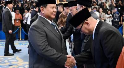 Presiden Prabowo Subianto memberikan ucapan selamat kepada Dahnil Anzar Simanjuntak usai dilantik sebagai Wamen Haji dan Umrah di Istana Negara, Senin (8/9). Saat yang sama Presiden juga melantik Menteri Haji Mochamad Irfan Yusuf dan 3 menteri lainnya.