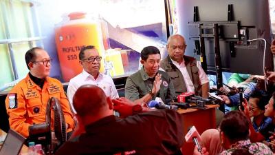 Kepala BNPB Letjen TNI Suharyanto bersama Menko PMK Pratikno dan Basarnas saat melakukan konferensi pers terkait hasil asesmen Tim SAR. - Humas BNPB -