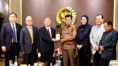 Pimpinan Komisi III DPR RI saat menerima kunjungan kehormatan (reciprocal visit) dari delegasi National People’s Congress (NPC) Republik Rakyat Tiongkok di Ruang Delegasi. -Humas DPR -