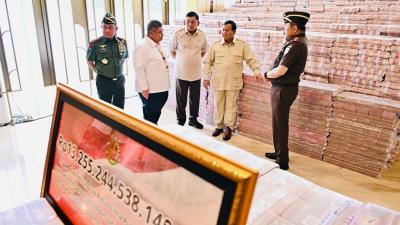 Presiden Prabowo Subianto menyaksikan penyerahan uang pengganti kerugian negara sebesar Rp13,255 triliun dari Kejaksaan Agung kepada Kementerian Keuangan, di Gedung Utama Kompleks Kejaksaan Agung RI, Jakarta, Senin (20/10/2025). - BPMI Setpres -