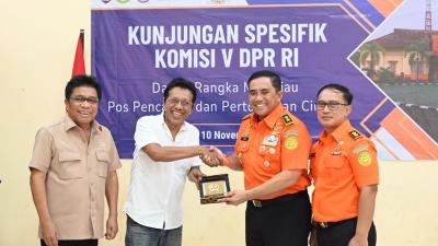 Anggota Komisi V DPR RI Adian Napitupulu saat kunker ke ke Pos SAR Cirebon, Kabupaten Cirebon, Senin (10/11/2025). - Humas DPR -