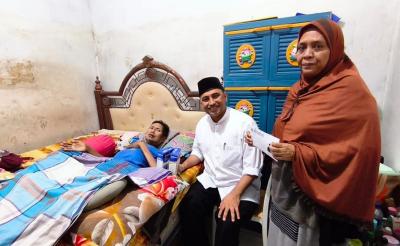 Anggota DPRD DKI Jakarta, Abdul Aziz, (tengah) membesuk Hendra, warga Kelurahan Duri Kepa, Kebon Jeruk, yang tengah terbaring lemah akibat sakit parah, Senin (15/11/2025).