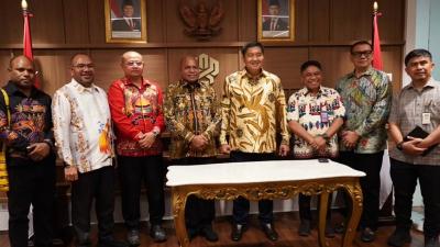 Menteri PKP Maruarar Sirait saat menerima kunjungan Gubernur Papua, Mathius Fakhiri, bersama jajarannya di kantor Kementerian PKP, Selasa (11/11). - Ig Maruarar -