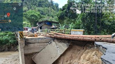 Perbaikan darurat infrastruktur jembatan yang putus diterjang banjir di Kabupaten Agam, Rabu (3/12) - Dok BPBP -