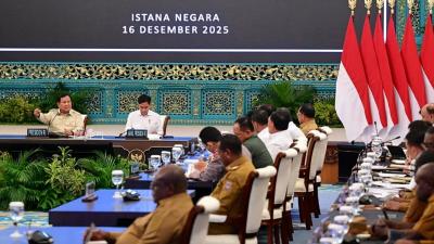 Presiden Prabowo Subianto saat memberikan pengarahan kepada Kepala Daerah se-Papua serta Komite Eksekutif Percepatan Pembangunan Otonomi Khusus Papua di Istana Negara, Jakarta, pada Selasa (16/12/2025) - BPMI Setpres -