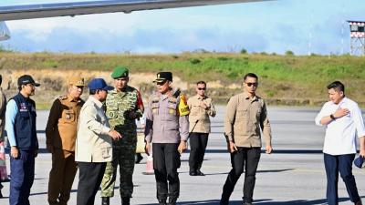 Presiden RI Prabowo Subianto tiba di Kabupaten Tapanuli Tengah, Sumatera Utara, pada Senin (1/12/2025) - BPMI Setpres -