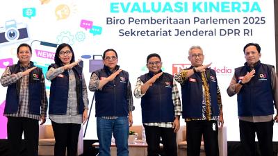 Sekjen DPR RI, Indra Iskandar, saat menghadiri kegiatan Evaluasi Kinerja Biro Pemberitaan Parlemen di Jakarta, Selasa (16/12/2025). - Foto :  Humas DPR -