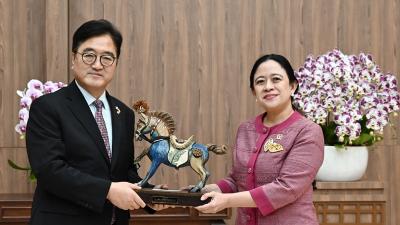 Ketua DPR RI Puan Maharani menyambut kunjungan Ketua Majelis Nasional Republik Korea, Woo Won-shik, di Gedung DPR RI, Kompleks Parlemen, Senayan, Jakarta, Kamis (22/1/2026). - Humas DPR -
