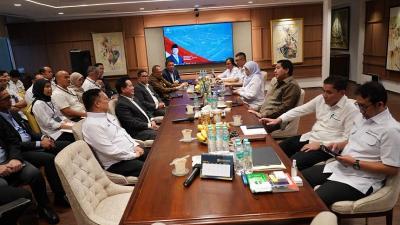 Menteri PKP Maruarar Sirait saat menerima kunjungan menerima kunjungan Dirut BRI Hery Gunardi dan Direktur Utama PT PNM Arief Mulyadi di kantor Kementerian PKP, Jakarta, Senin (9/2/2026). - Humas PKP -