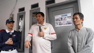 Menteri PKP Maruarar Sirait meninjau langsung Program Gotong Royong Merenovasi Rumah Merah Putih yang digarap bersama Yayasan Buddha Tzu Chi di Jalan Cibuntu Selatan, Kota Bandung, Jumat (13/2/2026). - Dok Kemen PKP -