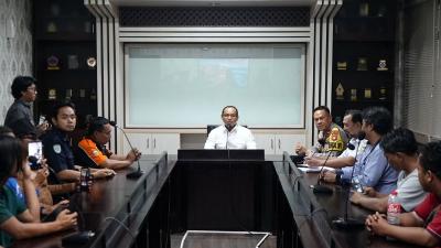 Ketua DPRD Kota Bekas saat menerima menerima aspirasi para pengusaha dan pengemudi angkot yang merasa terdesak oleh hadirnya jalur baru bus Trans Beken. -