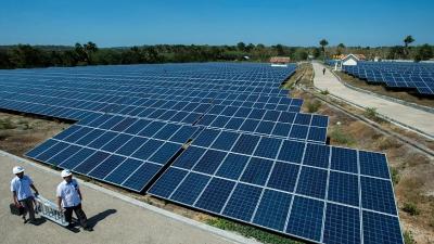 Ilustrasi panel surya - Reuters -