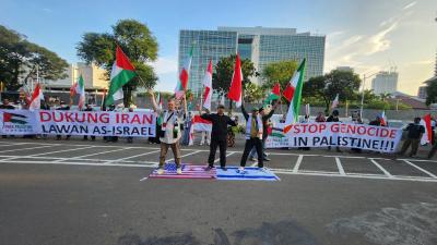 Massa FPN membentangkan spanduk besar bertuliskan "Dukung Iran Lawan Israel-AS" dalam aksi di depan kantor Kedubes Amerika Serikat di Jakarta, kemarin.