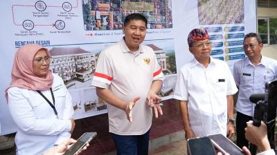 Menteri PKP Maruarar Sirait bersama Gubernur Bali I Wayan Koster  di lokasi pembangunan rumah susun (rusun) untuk masyarakat berpenghasilan rendah (MBR) di Bali. - Humas Kementerian PKP -