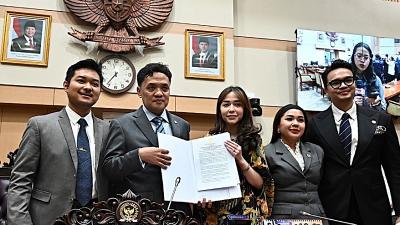 Ketua Komisi III DPR RI, Habiburokhman bersama Nabilah O'Brien dan kuasa hukumnya di Gedung DPR - Humas DPR -