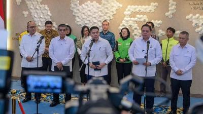 Sekretaris Kabinet Teddy Indra Wijaya saat memberikan keterangan pers - Foto: Dok Setkab RI -