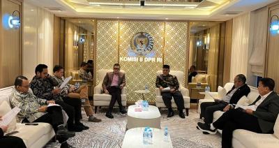 Anggota DPR RI Ahmad Doli Kurnia Tandjung (tengah), anggota DPD RI KH Muhammad Nuh (berpeci) bersama sejumlah anggota Dewan lainnya dalam pertemuan sebelum jumpa pers di gedung Parlemen, Senayan, Jakarta Senin (6/4/2026).