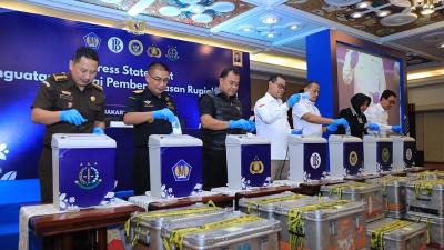 Bareskrim Polri bersama Bank Indonesia dan Botasupal memusnahkan ratusan ribu lembar uang rupiah palsu di Kantor Pusat Bank Indonesia, Jakarta, Rabu (13/5/2026). - Foto: Dok Humas Polri -