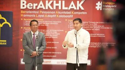 Menteri PKP Maruarar Sirait dengan Menteri Hukum Supratman Andi Agtas saat memberikan keterangan pers di Kantor Kementerian Hukum, Jakarta, Selasa (21/7/2026). - Foto: Dok. Kementerian PKP -