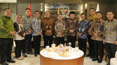 Wakil Ketua DPR RI Sufmi Dasco Ahmad dan Cucun Ahmad Syamsurijal menerima jajaran pengurus APKASI di Ruang Pimpinan DPR RI - Humas DPR -