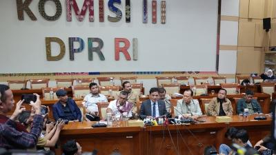 Ketua Komisi III Habiburokhman saat memberikan keterangan pers - Humas DPR -