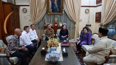 Presiden Prabowo Subianto saat bertakziah ke kediaman Ketum PDIP Megawati Soekarnoputri - Foto: Dok Setkab RI -