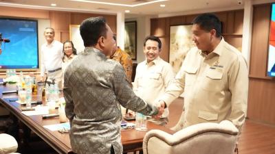 Menteri PKP Maruarar Sirait bersama General Manager Community Development PT Djarum Achmad Budiharto  - Foto: Dok. Kementerian PKP -