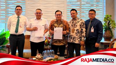 Tenaga Ahli Menteri UMKM, Faisal Anwar (tengah) saat menyalurkan Banpres kepada pengusaha UMKM terdampak bencana. - Humas KUMKM/RMN -